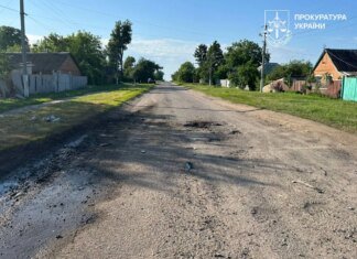 Російський дрон атакував дві родини на вулиці на Харківщині, серед поранених діти
