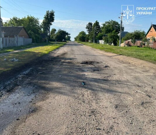 Російський дрон атакував дві родини на вулиці на Харківщині, серед поранених діти