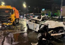 У Києві легковик вилетів на зустрічну смугу та протаранив вантажівку