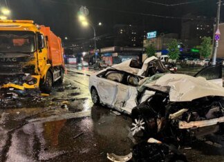 У Києві легковик вилетів на зустрічну смугу та протаранив вантажівку