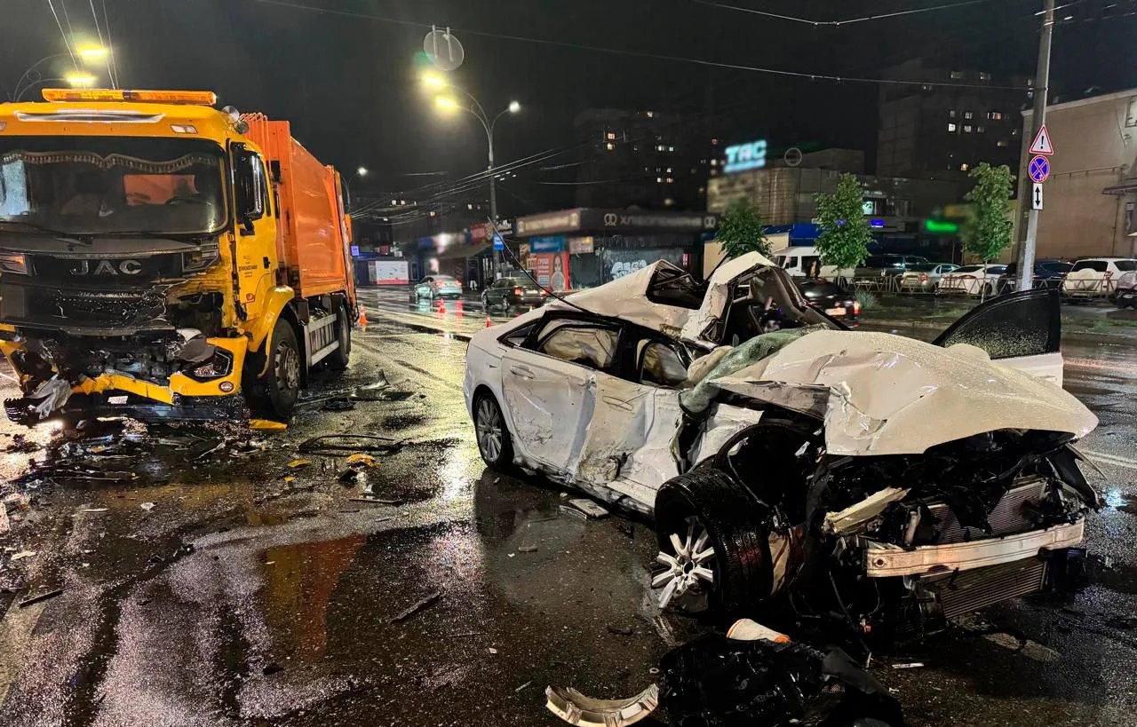 У Києві легковик вилетів на зустрічну смугу та протаранив вантажівку
