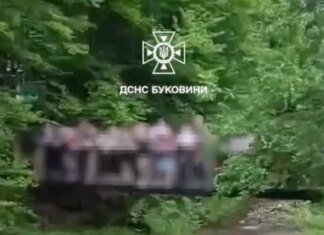 На Буковині під групою дітей обвалився міст під час екскурсії, є постраждалі