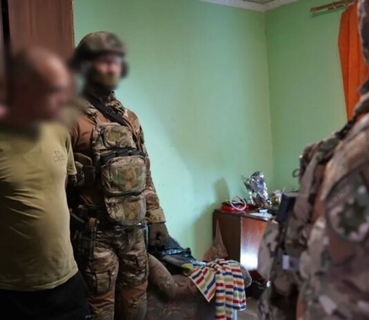 Погрожував ножем та стріляв: в Нацполіції розповіли деталі затримання в Ужгороді