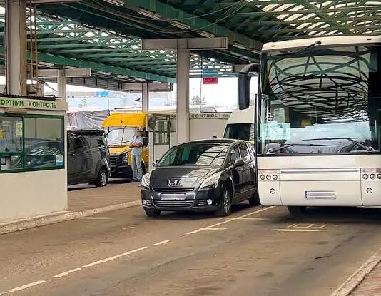 На в'їзді з Польщі до України черги понад 12 годин, майже 260 авто чекають