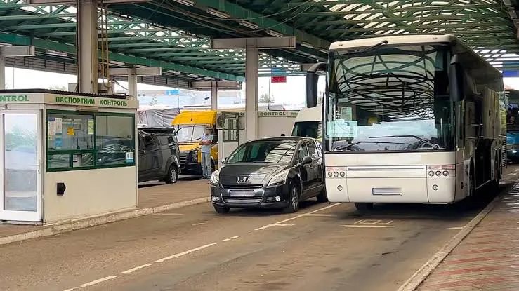 На в'їзді з Польщі до України черги понад 12 годин, майже 260 авто чекають