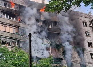 рф вдарила по багатоповерхівці Краматорська — поранені четверо людей