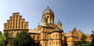 Від спадщини ЮНЕСКО до вулиці, яку мили милом — куди поїхати на вихідні в Чернівцях