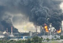 У підмосков'ї після атаки дронів спалахнули пожежі на НПЗ, москву затягує густий дим