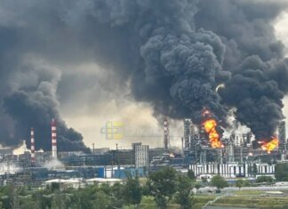 У підмосков'ї після атаки дронів спалахнули пожежі на НПЗ, москву затягує густий дим