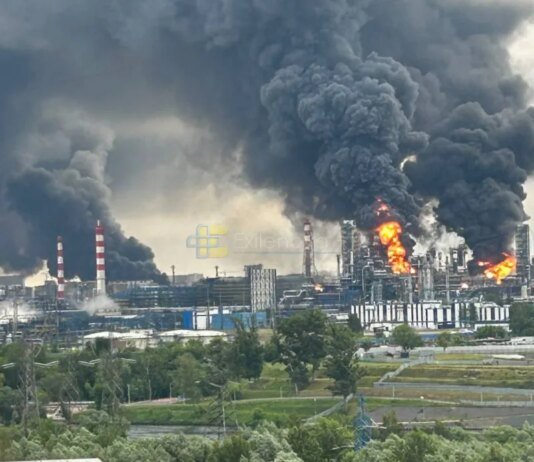 У підмосков'ї після атаки дронів спалахнули пожежі на НПЗ, москву затягує густий дим