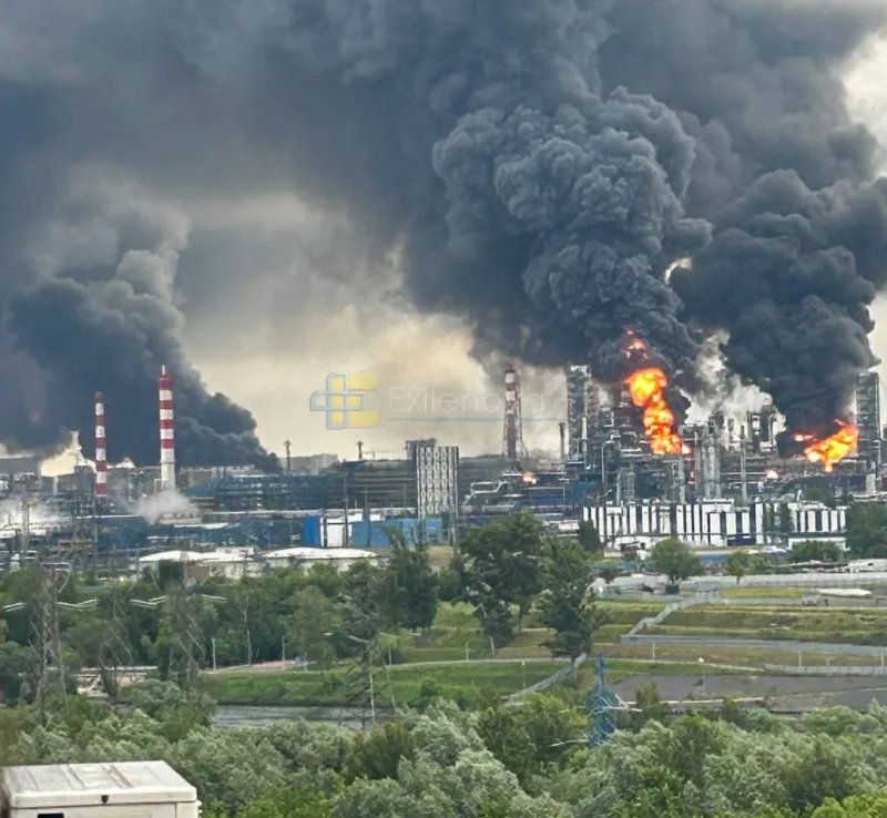 У підмосков'ї після атаки дронів спалахнули пожежі на НПЗ, москву затягує густий дим