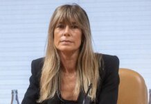 Суд у Мадриді зобов'язав дружину прем'єра Іспанії здати паспорт і відвідувати судові засідання