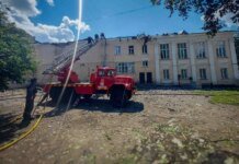 Удар рф по кінотеатру в центрі Конотопа — постраждало 4 людини