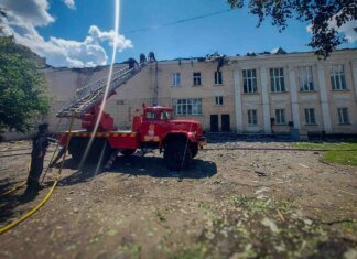 Удар рф по кінотеатру в центрі Конотопа — постраждало 4 людини