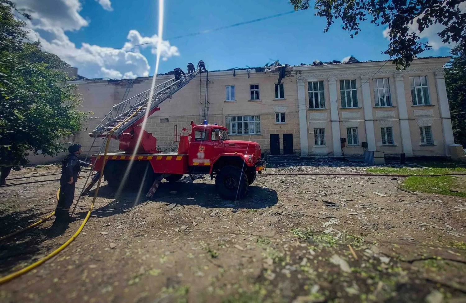 Удар рф по кінотеатру в центрі Конотопа — постраждало 4 людини