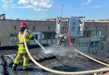 Вогонь спалахнув на даху будинку у Чернігові: пошкоджено покрівлю