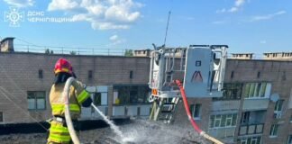 Вогонь спалахнув на даху будинку у Чернігові: пошкоджено покрівлю