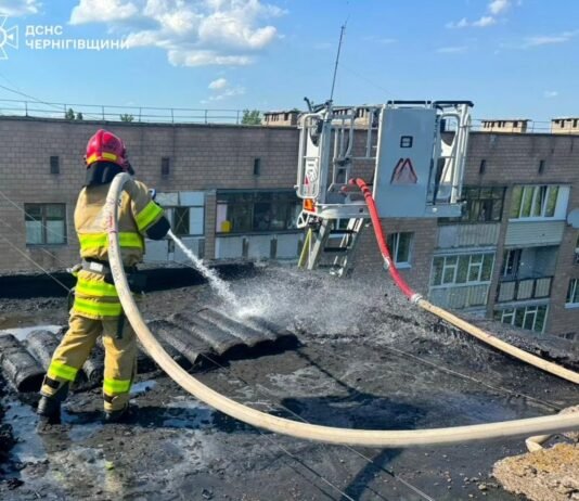 Вогонь спалахнув на даху будинку у Чернігові: пошкоджено покрівлю