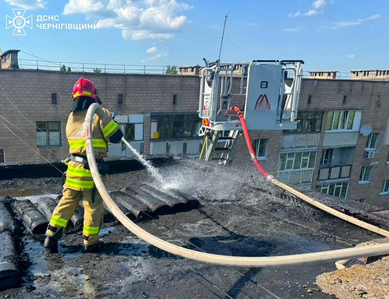 Вогонь спалахнув на даху будинку у Чернігові: пошкоджено покрівлю