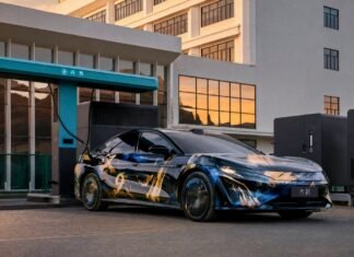 Запас хода 1000 км и зарядка за 10 минут: электрический флагман BYD показали на первых фото