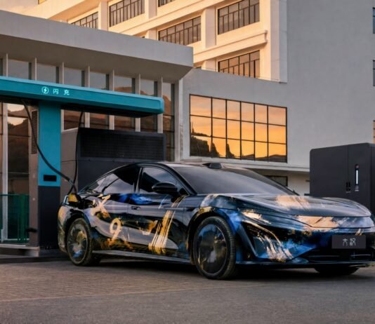 Запас хода 1000 км и зарядка за 10 минут: электрический флагман BYD показали на первых фото