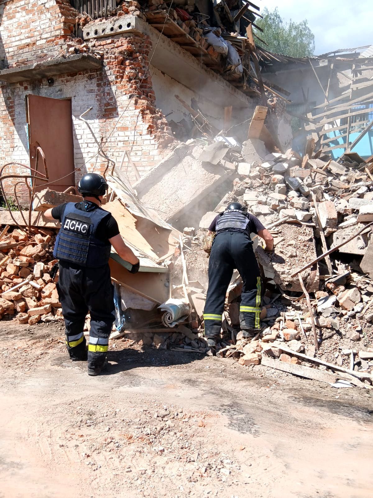 Ховалася у підвалі під час атаки: під завалами ліцею загинула жителька Сновщини