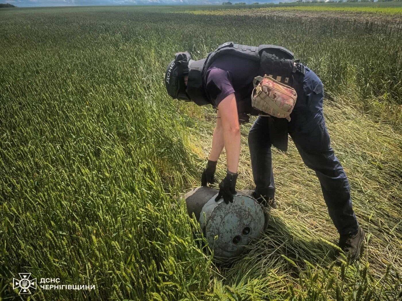 Небезпечна знахідка на Чернігівщині: у полі виявили крилату ракету Х-101