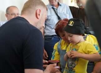 Родинам загиблих воїнів із Сосницької громади передали посмертні державні нагороди