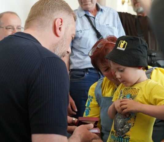 Родинам загиблих воїнів із Сосницької громади передали посмертні державні нагороди