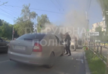 З-під капота повалив дим: у Чернігові посеред вулиці загорівся автомобіль