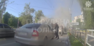 З-під капота повалив дим: у Чернігові посеред вулиці загорівся автомобіль