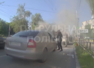 З-під капота повалив дим: у Чернігові посеред вулиці загорівся автомобіль