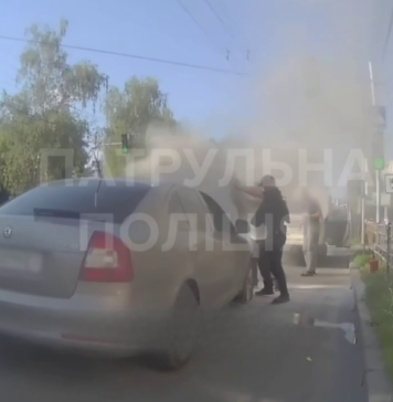 З-під капота повалив дим: у Чернігові посеред вулиці загорівся автомобіль