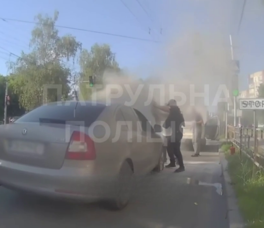 З-під капота повалив дим: у Чернігові посеред вулиці загорівся автомобіль