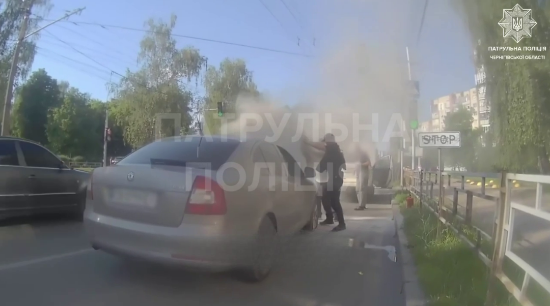 З-під капота повалив дим: у Чернігові посеред вулиці загорівся автомобіль