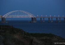 Крымский мост перекрыт: полуостров под атакой дронов, в Керчи слышны взрывы и стрельба