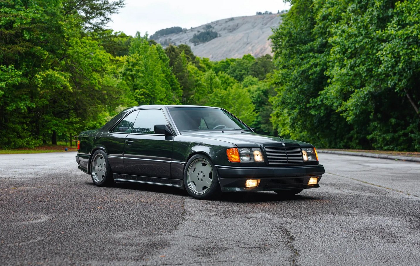 Их выпустили всего три: самый дорогой Mercedes W124 оценили в $900 000 (фото)