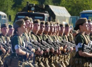 Идут добровольно даже в пехоту: в ВСУ растет количество женщин-военнослужащих