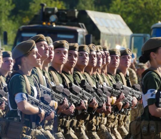 Идут добровольно даже в пехоту: в ВСУ растет количество женщин-военнослужащих