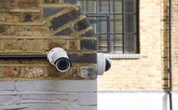 «Меня до сих пор тошнит»: женщина засняла на камеру отвратительный поступок соседа у порога дома