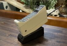 Первый мобильный телефон вышел 43 года назад: что он умел и как Motorola изменила мир (фото, видео)
