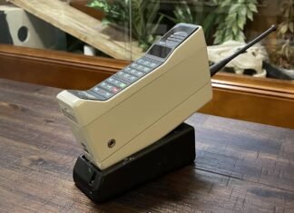 Первый мобильный телефон вышел 43 года назад: что он умел и как Motorola изменила мир (фото, видео)