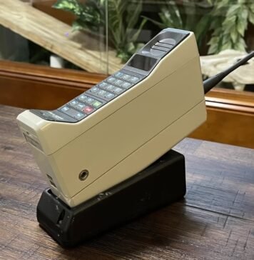 Первый мобильный телефон вышел 43 года назад: что он умел и как Motorola изменила мир (фото, видео)