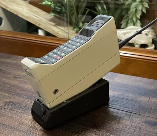 Первый мобильный телефон вышел 43 года назад: что он умел и как Motorola изменила мир (фото, видео)