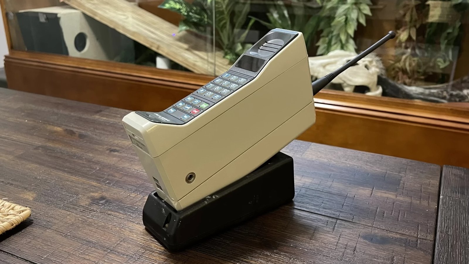 Первый мобильный телефон вышел 43 года назад: что он умел и как Motorola изменила мир (фото, видео)