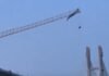 Завис на высоте 60 метров: в Китае парапланерист зацепился за строительный кран
