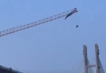 Завис на высоте 60 метров: в Китае парапланерист зацепился за строительный кран