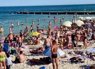Жара в Украине: городские пляжи в Одессе и Киеве переполнены отдыхающими (видео)