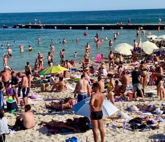 Жара в Украине: городские пляжи в Одессе и Киеве переполнены отдыхающими (видео)