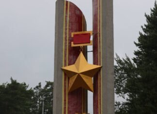 В Киеве избавились от советской звезды со стелы на въезде в город (видео)